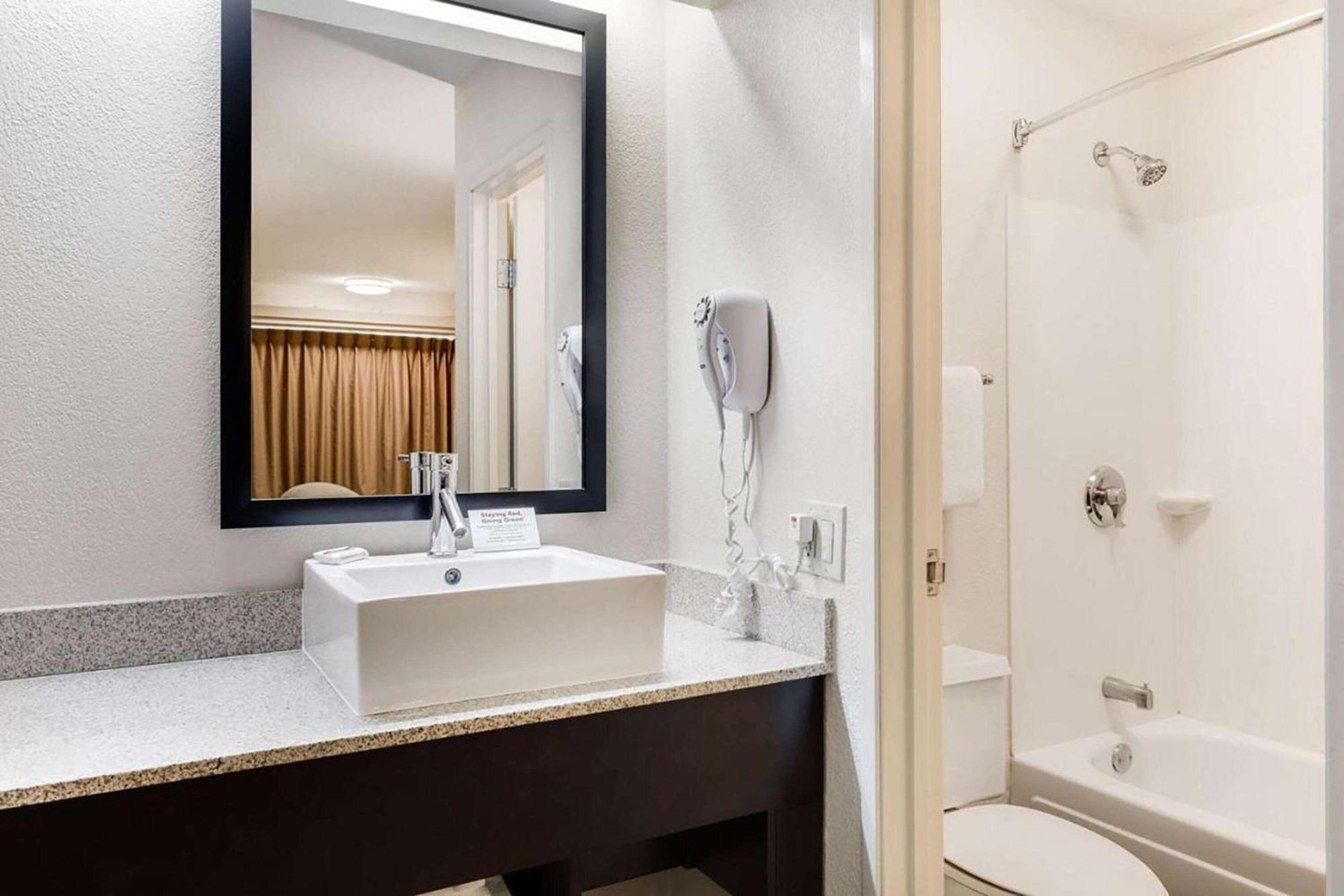 Super 8 By Wyndham Deerfield - Northbrook Hotel Exterior foto