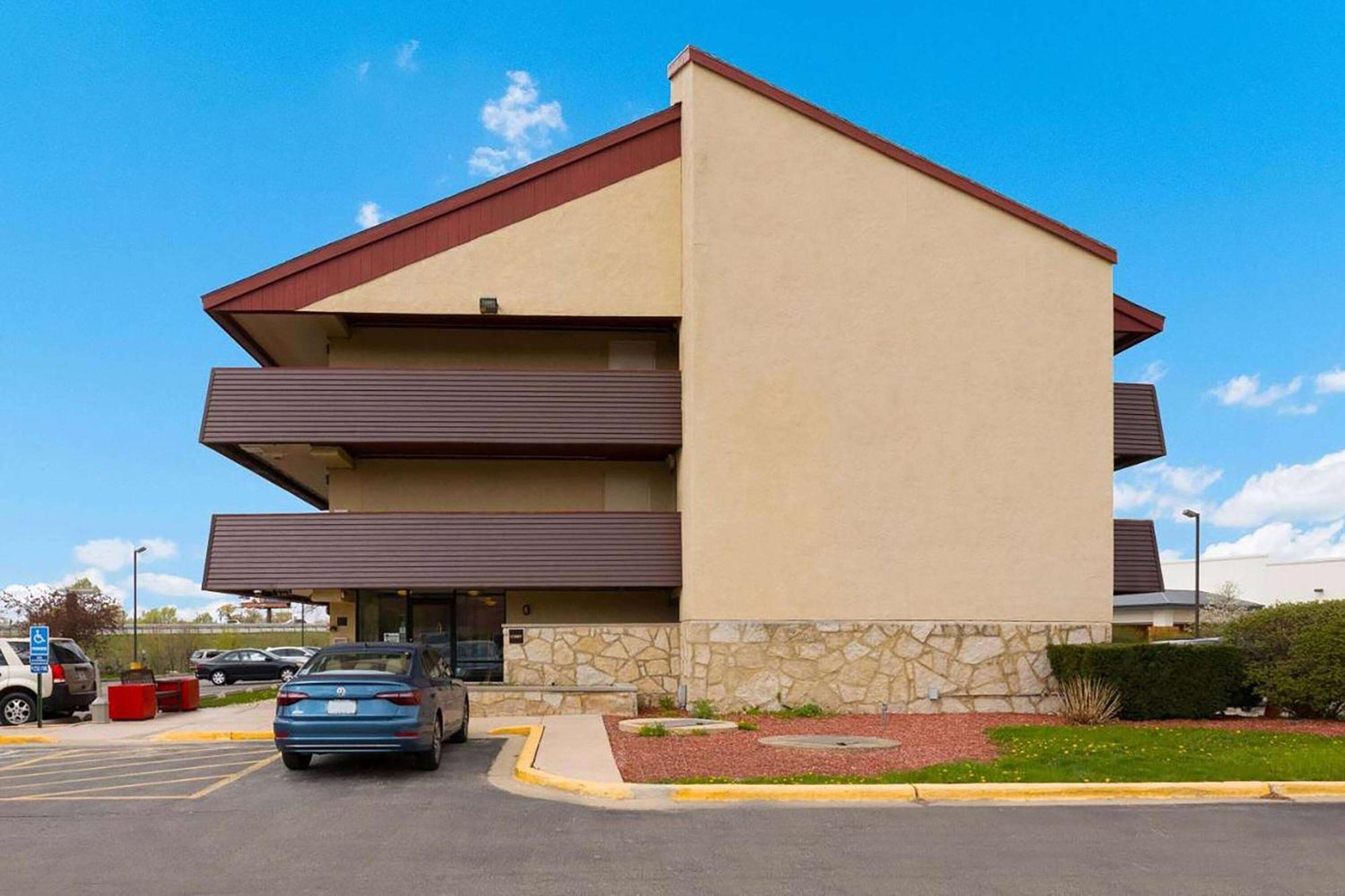 Super 8 By Wyndham Deerfield - Northbrook Hotel Exterior foto